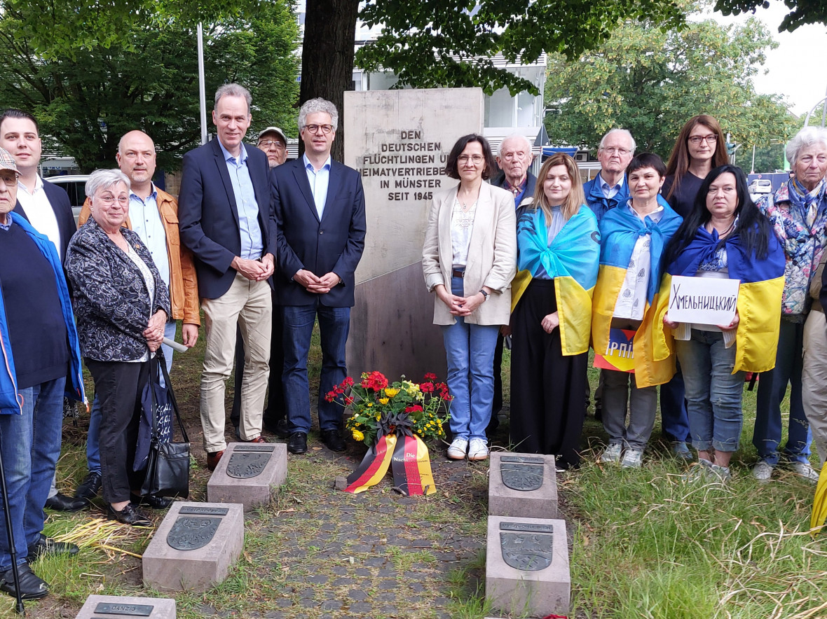 Roswitha M�ller, Stefan Leschniok, Stefan Nacke (links neben dem Gedenkstein), Marya Sharko (rechts neben dem Gedenkstein)